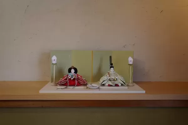 白木の台と和紙屏風の雛人形Ⅱ